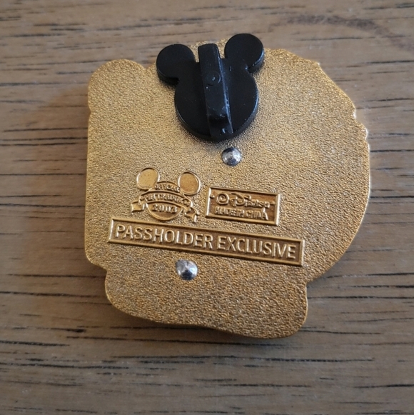 Disney Parks Mickey Mouse Passholder Exclusive Key Pin – Disney Parks Collection - Picture 2 of 3
